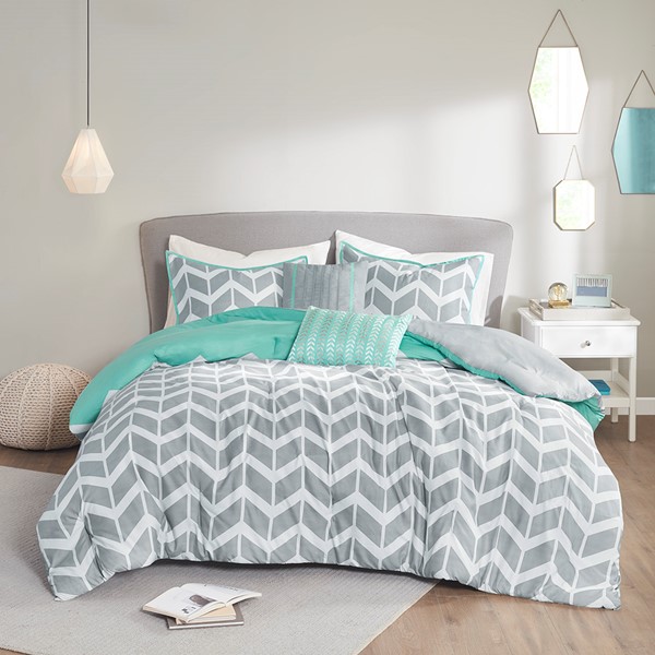 Intelligent Design Nadia Comforter Set in Aqua, Full/Queen ID10-232