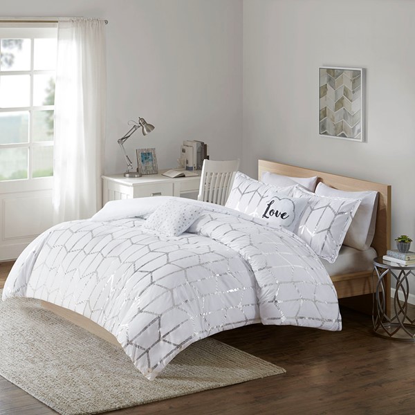 Intelligent Design Raina Metallic Printed Comforter Set in White/Silver, Full/Queen ID10-1818