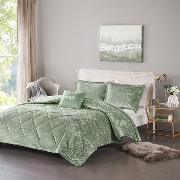 Intelligent Design Felicia Velvet Comforter Set with Throw Pillow in Green, King/Cal King ID10-2414