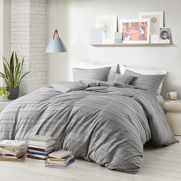 Intelligent Design Oliver Cationic Dyed Clip Jacquard Duvet Cover Set with Throw Pillow in Gray, Twin/Twin XL ID12-2302