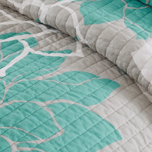 Madison Park Lola 6 Piece Printed Cotton Quilt Set with Throw Pillows in Aqua, King/Cal King MP13-2645