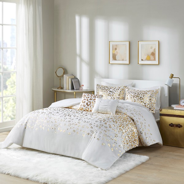 Intelligent Design Lillie Metallic Animal Printed Duvet Cover Set in Ivory/Gold, Full/Queen ID12-1869