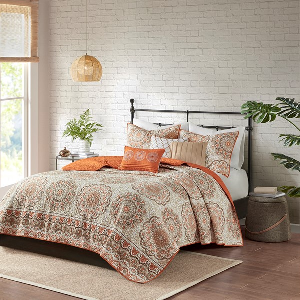 Madison Park Tangiers 6 Piece Reversible Quilt Set with Throw Pillows in Orange, King/Cal King MP13-1524