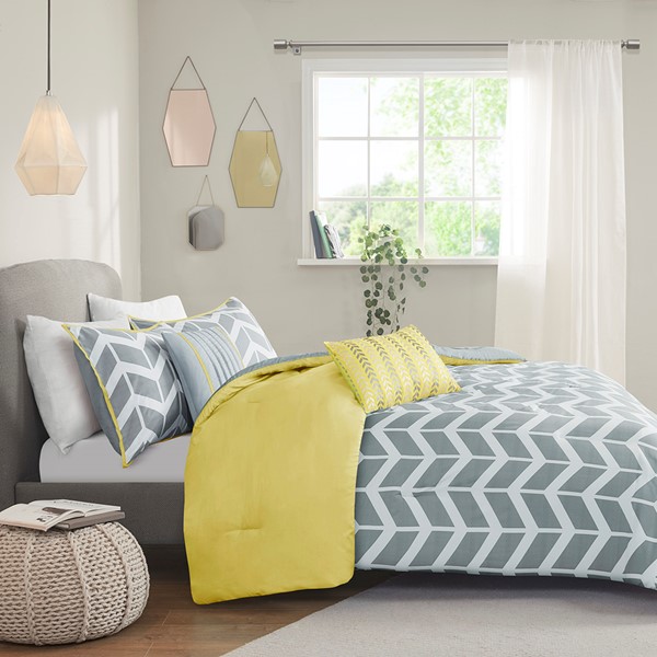 Intelligent Design Nadia Comforter Set in Yellow, Twin/Twin XL ID10-013