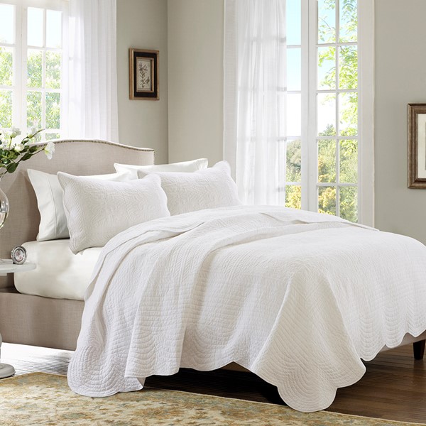 Madison Park Tuscany 3 Piece Reversible Scalloped Edge Quilt Set in White, King/Cal King MP13-1038