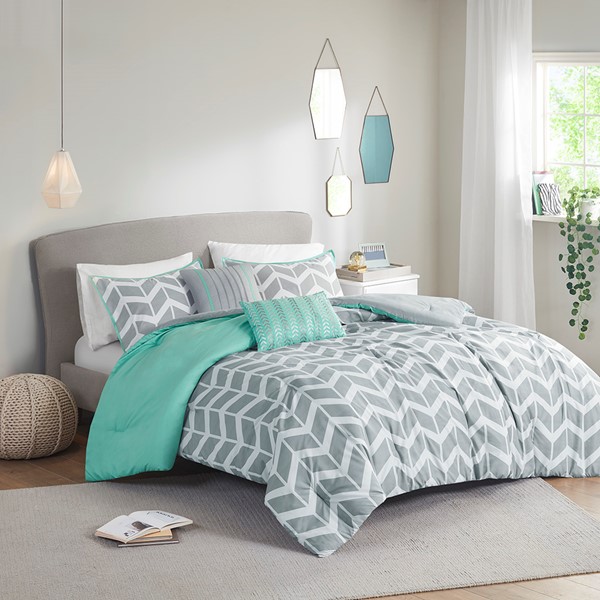 Intelligent Design Nadia Comforter Set in Aqua, Full/Queen ID10-232