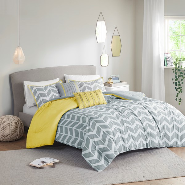 Intelligent Design Nadia Comforter Set in Yellow, Twin/Twin XL ID10-013