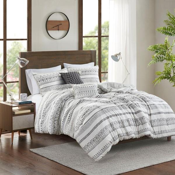 Madison Park Fraser 5 Piece Printed Seersucker Comforter Set with Throw Pillows in Ivory/Black, King/Cal King MP10-8467