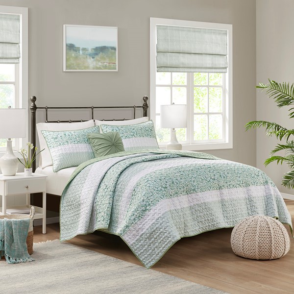 Madison Park Caralie 4 Piece Seersucker Quilt Set with Throw Pillow in Green, King/Cal King MP13-8206