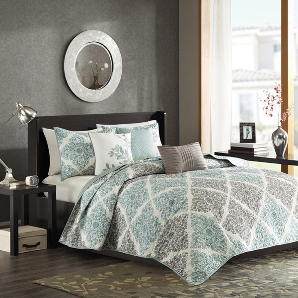 Madison Park Claire 6 Piece Printed Quilt Set with Throw Pillows in Aqua, King/Cal King MP13-1421