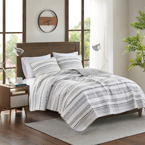 Madison Park Fraser 3 Piece Printed Microfiber Seersucker Quilt Set in Ivory/Black, King/Cal King MP13-8469