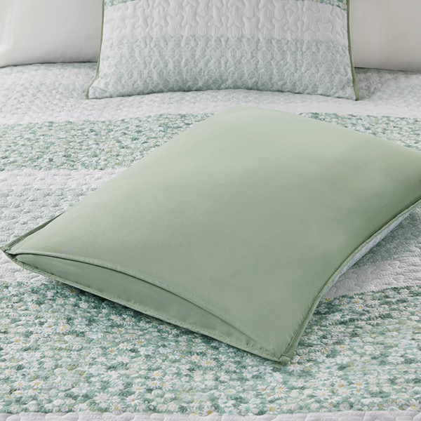 Madison Park Caralie 4 Piece Seersucker Quilt Set with Throw Pillow in Green, King/Cal King MP13-8206