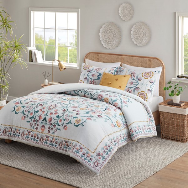 Madison Park Gemma 4 Piece Floral Comforter Set with Throw Pillow in White/Multi, King/Cal King MP10-8284