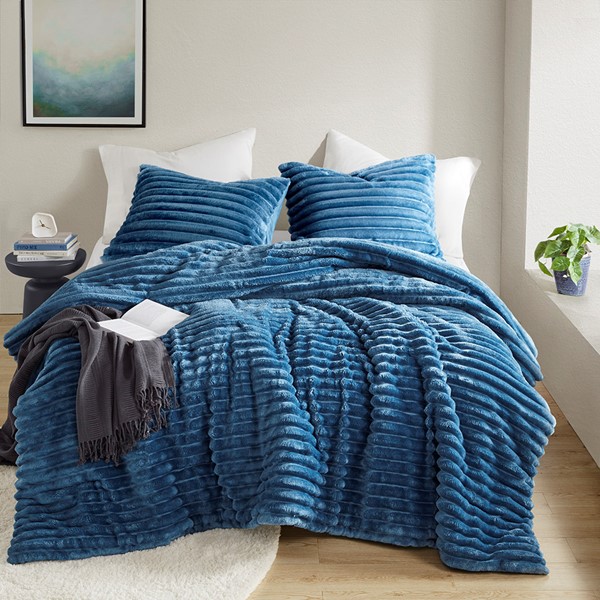 Intelligent Design Ombak Fluffy Ribbed Plush Comforter Set in Blue, Full/Queen AM10-0284