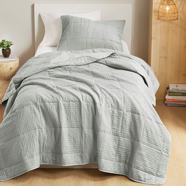 Comfort Spaces Aera Waffle Weave Textured Quilt Set in Gray, Full/Queen AM14-0366